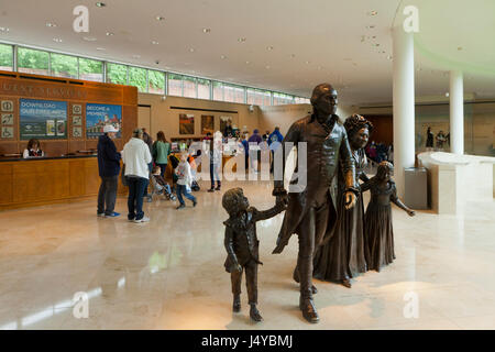 George Washington statue at Mount Vernon - Virginia USA Stock Photo