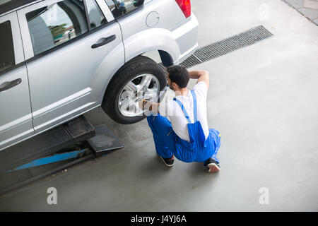 mechanic removing tyre from wheel, Mobile garage, Maadi, Cairo, EgyptMobile  garage, Maadi, Cairo, Egypt Stock Photo - Alamy
