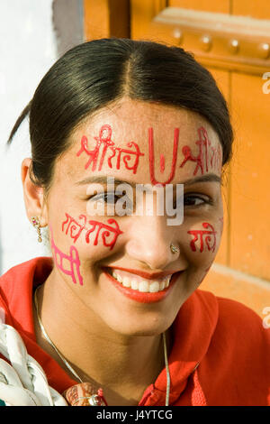 Devotee writing radhe krishna on face by sandalwood paste, uttar pradesh, india, asia Stock Photo