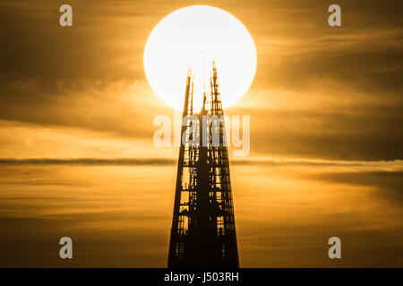 London, UK. 14th May, 2017. UK Weather: The Shard skyscraper building at sunset © Guy Corbishley/Alamy Live News Stock Photo