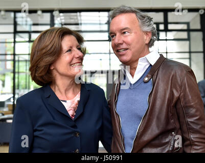 Berlin, Germany. 15th May, 2017. The intendant Nico Hofmann and prime minister of Rhineland-Palatinate and president of the federal council Malu Dreyer arrive for a press conference regarding the Nibelung Festivals in Worms, in Berlin, Germany, 15 May 2017. The festivals will take place from the 4th of August 2017 to the 20th of August 2017 in Worms. Photo: Britta Pedersen/dpa-Zentralbild/dpa/Alamy Live News Stock Photo