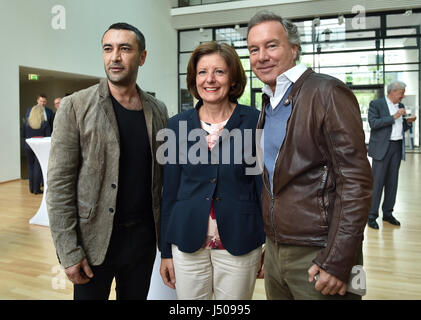 Berlin, Germany. 15th May, 2017. The actor Mehmet Kurtulus (L), intendant Nico Hofmann and prime minister of Rhineland-Palatinate and president of the federal council Malu Dreyer arrive for a press conference regarding the Nibelung Festivals in Worms, in Berlin, Germany, 15 May 2017. The festivals will take place from the 4th of August 2017 to the 20th of August 2017 in Worms. Photo: Britta Pedersen/dpa-Zentralbild/dpa/Alamy Live News Stock Photo