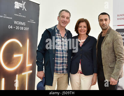 The actors Mehmet Kurtulus (R), Heio von Stetten and prime minister of Rhineland-Palatinate and president of the federal council Malu Dreyer arrive for a press conference regarding the Nibelung Festivals in Worms, in Berlin, Germany, 15 May 2017. The festivals will take place from the 4th of August 2017 to the 20th of August 2017 in Worms. Photo: Britta Pedersen/dpa-Zentralbild/dpa Stock Photo