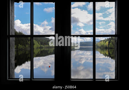 Werda, Germany. 15th May, 2017. dpatop - View from the window of a building of the dam maintenance office on the dam in Werda, Germany, 15 May 2017. Saxony's third oldest dam was officially operational again on the same day after extensive renovations. The more than 100 year old dam was renovated in the last seven years for 5, 8 million Euros. A computer operated system for the measuring of the water quality was installed. The dam from 1911 provides drinking water for the city of Plauen. Photo: Jan Woitas/dpa-Zentralbild/dpa/Alamy Live News Stock Photo