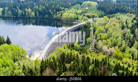 Werda, Germany. 15th May, 2017. View of the dam in Werda, Germany, 15 May 2017. Saxony's third oldest dam was officially operational again on the same day after extensive renovations. The more than 100 year old dam was renovated in the last seven years for 5, 8 million Euros. A computer operated system for the measuring of the water quality was installed. The dam from 1911 provides drinking water for the city of Plauen. Photo: Jan Woitas/dpa-Zentralbild/dpa/Alamy Live News Stock Photo