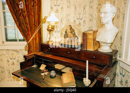 Alabama,Montgomery County,Montgomery,First White House of the Confederacy,Jefferson Davis,Civil War,desk,bust,interior inside,antique,quail,bird,furni Stock Photo