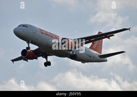 G-EZUH easyJet Airbus A320-200 - cn 4708 on final approach to LGW London Gatwick airport Stock Photo