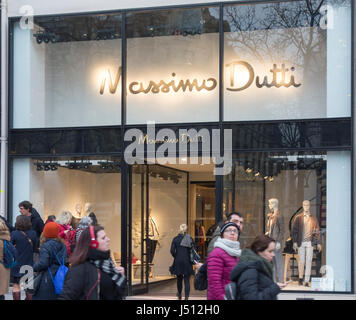 TOURISTS, STROLLER IN FRONT OF THE FACADE OF THE LOUIS VUITTON BOUTIQUE ON  THE CHAMPS ELYSEES Stock Photo - Alamy