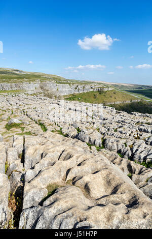 Limestone Karst Pavement At Malham Cove, Yorkshire Dales, England Stock 