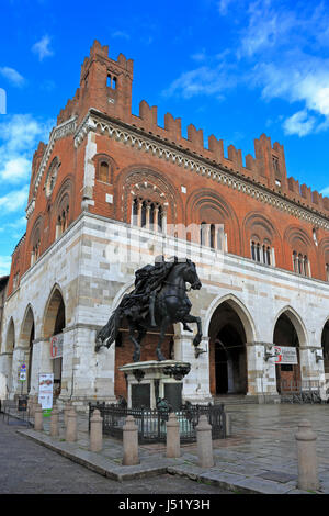 Equestrian Statue of Alessandro Farnese and Palazzo del Comune also called Palazzo Gotico in Piazza Cavalli, Piacenza, Emilia-Romagna, Italy, Europe. Stock Photo