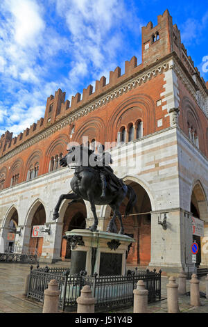 Equestrian Statue of Ranuccio Farnese and Palazzo del Comune also called Palazzo Gotico in Piazza Cavalli, Piacenza, Emilia-Romagna, Italy, Europe. Stock Photo