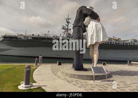 Giant Sailor Statue Embracing and Kissing Nurse Girlfriend.  War Monument in front of USS Midway Maritime Museum San Diego Harbour California USA Stock Photo