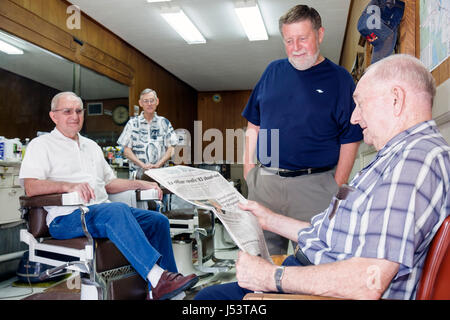 Arkansas Randolph County,Pocahontas,Old historic Courthouse Square,Sanitary Barber Shop,man men male,senior seniors citizen citizens,haircut,service,t Stock Photo