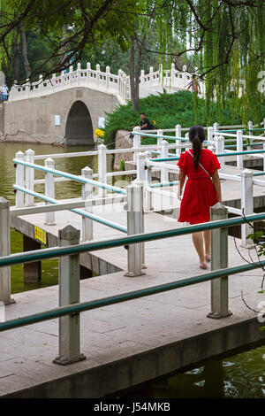 Zig zag walkway at Zhongshan Park, Yinchuan, Ningxia, China Stock Photo