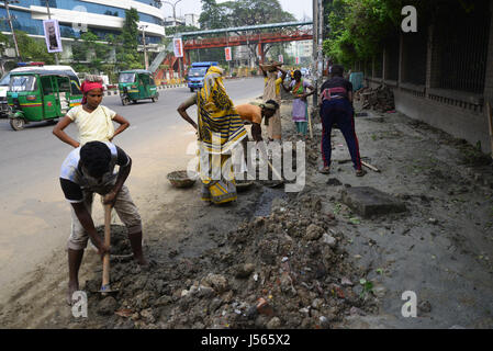 Dhaka, Bangladesh. 16th May, 2017. Bangladeshi labourers work on road repair in Dhaka Capital City, Bangladesh. On May 16, 2017 Credit: Mamunur Rashid/Alamy Live News Stock Photo