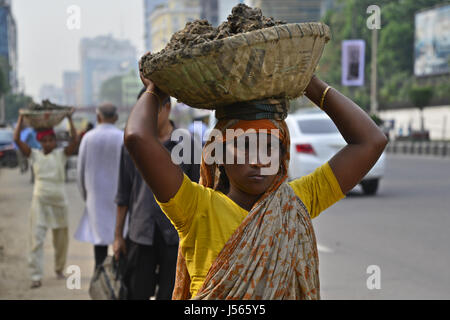 Dhaka, Bangladesh. 16th May, 2017. Bangladeshi labourers carry soil on their head in Dhaka Capital City, Bangladesh. On May 16, 2017 Credit: Mamunur Rashid/Alamy Live News Stock Photo