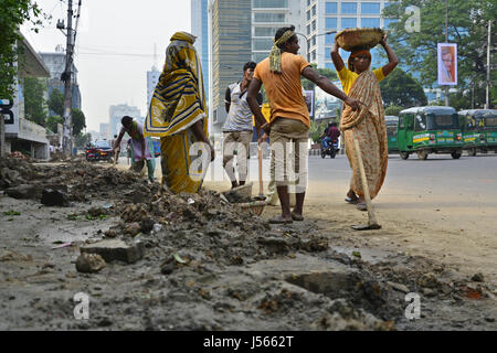 Dhaka, Bangladesh. 16th May, 2017. Bangladeshi labourers work on road repair in Dhaka Capital City, Bangladesh. On May 16, 2017 Credit: Mamunur Rashid/Alamy Live News Stock Photo