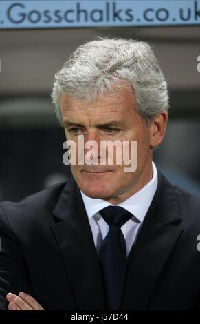 MARK HUGHES STOKE CITY FC MANAGER KC STADIUM HULL ENGLAND 14 December 2013 Stock Photo