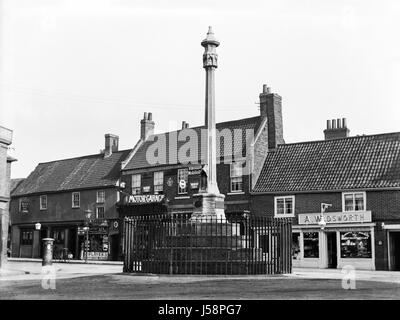 Memorial cross and surrounding buildings in the town of Newark, Nottinghamshire photographed in the 1920's. Restored from a high resolution scan taken from the original negative. Stock Photo