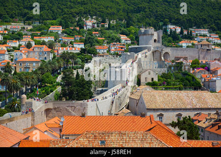 Dubrovnik, Dubrovnik-Neretva County, Croatia. Visitors on walkway of walls of the old city.  The old city of Dubrovnik is a UNESCO World Heritage Site Stock Photo