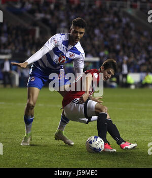 Reading's Thiago Ilori (left) and Fulham's Lucas Piazon battle for the ball during the Sky Bet Championship play off, second leg match at the Madejski Stadium, Reading. Stock Photo