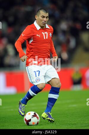 GARY MEDEL CHILE CARDIFF CITY FC CHILE & CARDIFF CITY FC WEMBLEY STADIUM LONDON ENGLAND 15 November 2013 Stock Photo