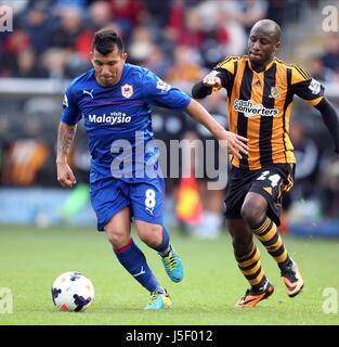 GARY MEDEL SONE ALUKO CARDIFF CITY FC CARDIFF CITY FC KC STADIUM HULL ENGLAND 14 September 2013 Stock Photo