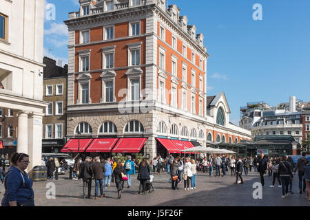 Tourists in Covent Garden Piazza, London Stock Photo