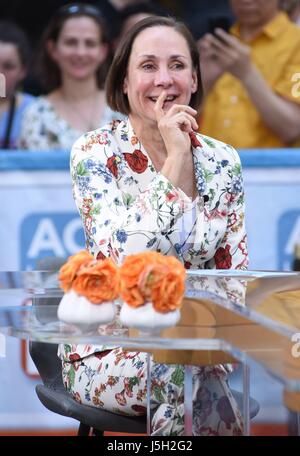 New York, USA. 17th May, 2017. Laurie Metcalf out and about for Celebrity candids, 17th May, 2017. New York, NY May 17, 2017. Credit: Everett Collection Inc/Alamy Live News Stock Photo