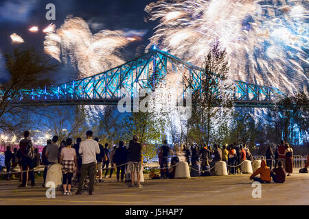 Montreal, CA - 17 May 2017: Jacques Cartier Bridge lights up for Montreal's 375th anniversary Credit: Marc Bruxelle/Alamy Live News Stock Photo