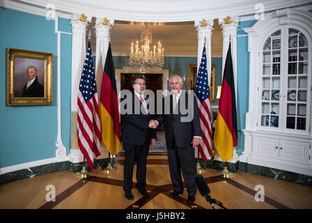 Washington, DC, USA. 17th May, 2017. German Foreign Minister Sigmar Gabriel (l, SPD) and US Secretary of State Rex Tillerson meet in in Washington, DC, USA, 17 May 2017. Gabriel is on a two-day trip to the US and will then visit Mexico. Photo: Bernd von Jutrczenka/dpa/Alamy Live News Stock Photo