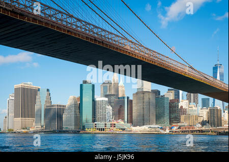 Bright scenic view of the Brooklyn Bridge with the Lower Manhattan skyline from the East River Stock Photo