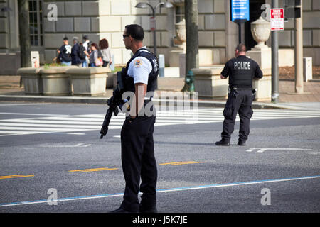 United States Secret Service agents check out the scene in front of ...