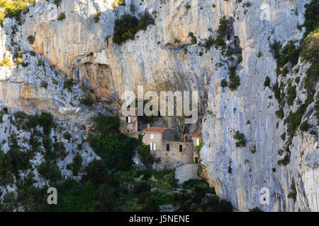 France, Pyrenees Orientales, Saint Paul de Fenouillet,  Galamus Gorges and Saint Antoine hermitage on the cliff Stock Photo