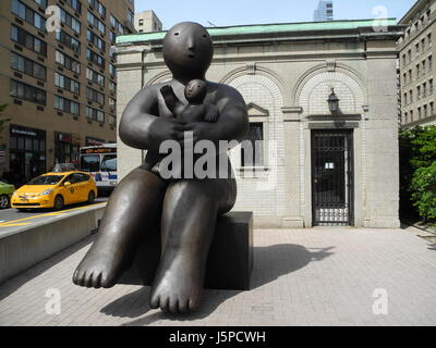 New York City, USA. 17th May, 2017. Bronze sculptures by artist Joy Brown on Broadway in the Upper West Side in the Manhattan borough of New York City, USA, 17 May 2017. The sculptures, which were unveilled on 17.05. will remain on show until November 2017. Photo: Johannes Schmitt-Tegge/dpa/Alamy Live News Stock Photo