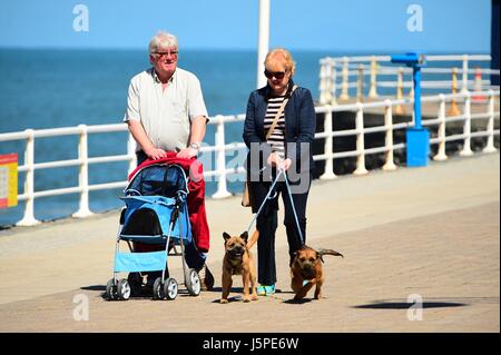 Aberystwyth Wales Uk, Thursday 18 May 2017  UK Weather: People out enjoying a gloriously fine sunny and warm morning in Aberystwyth on the Cardigan Bay coast , West Wales  photo credit Keith Morris / Alamy Live News Stock Photo