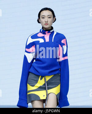 Beijing, China. 18th May, 2017. A model presents a creation designed by graduates of Sino-French IFA Institute of Fashion Designer of Shanghai University of Engineering Science at the China Graduate Fashion Show in Beijing, capital of China, May 18, 2017. Credit: Chen Jianli/Xinhua/Alamy Live News Stock Photo