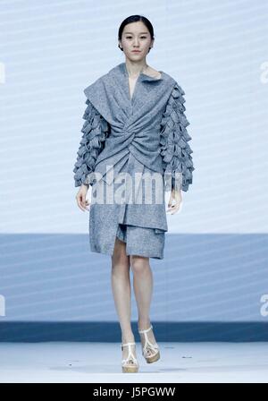 Beijing, China. 18th May, 2017. A model presents a creation designed by graduates of Sino-French IFA Institute of Fashion Designer of Shanghai University of Engineering Science at the China Graduate Fashion Show in Beijing, capital of China, May 18, 2017. Credit: Chen Jianli/Xinhua/Alamy Live News Stock Photo