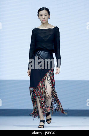 Beijing, China. 18th May, 2017. A model presents a creation designed by graduates of Sino-French IFA Institute of Fashion Designer of Shanghai University of Engineering Science at the China Graduate Fashion Show in Beijing, capital of China, May 18, 2017. Credit: Chen Jianli/Xinhua/Alamy Live News Stock Photo