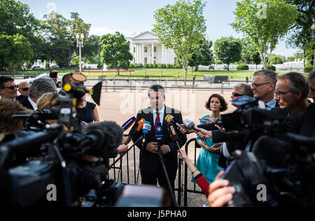 Washington, DC USA. 18th May, 2017. German Foreign Minister Sigmar Gabriel (SPD) speaking outside the White House after a meeting with US National Security Advisor McMaster in Washington, DC USA, 18 May 2017. Gabriel is on a two-day trip to the US and will then visit Mexico. Photo: Bernd von Jutrczenka/dpa//Alamy Live News Stock Photo