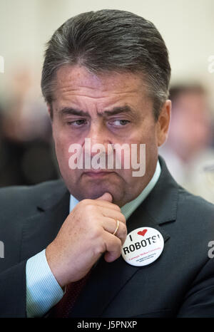 Pittsburgh, US. 18th May, 2017. Picture of German Foreign Minister Sigmar Gabriel while he visits Carnegie Mellon University and is being briefed regarding research projects being conducted there, taken in Pittsburgh, US, 18 May 2017. He is wearing a pin on the lapel of his suit with the inscription 'I love robots'. German Foreign Minister is on a two-day visit to the US and will visit Mexico afterwards. Photo: Bernd von Jutrczenka/dpa/Alamy Live News Stock Photo