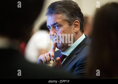 Pittsburgh, US. 18th May, 2017. Picture of German Foreign Minister Sigmar Gabriel while he visits Carnegie Mellon University and is being briefed regarding research projects being conducted there, taken in Pittsburgh, US, 18 May 2017. He is wearing a pin on the lapel of his suit with the inscription 'I love robots'. German Foreign Minister is on a two-day visit to the US and will visit Mexico afterwards. Photo: Bernd von Jutrczenka/dpa/Alamy Live News Stock Photo