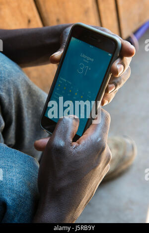 MALAWI, village Zingiziwa, farmer with mobile phone, checking the weather forecast / Farmer mit Mobiltelefon, Smart phone, Wetterdienst Stock Photo