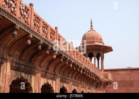 Gate to the Taj Mahal (Crown of Palaces), an ivory-white marble mausoleum on the south bank of the Yamuna river in Agra Stock Photo