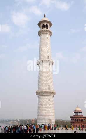 Minaret of the Taj Mahal (Crown of Palaces), an ivory-white marble mausoleum on the south bank of the Yamuna river in Agra Stock Photo