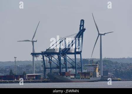 Tilbury Docks, on the River Thames in Essex, with cranes, container ship and tugs with a barge. PACECO ESPAÑA cranes Stock Photo