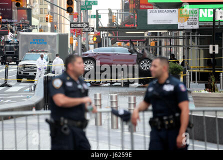 New York, USA. 18th May, 2017. Investigators work on the scene of a car crash incident at Times Square in New York City, the United States, on May 18, 2017. The man who drove a car into a crowd in Times Square on Thursday was in custody, in which one was killed and 22 others injured, New York's mayor said. Credit: Wang Ying/Xinhua/Alamy Live News