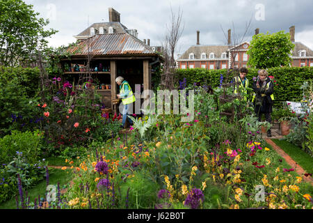 London, UK. 19th May 2017. Preparations are well under way at the 2017 RHS Chelsea Flower Show which opens to the public on Tuesday. Photo: Vibrant Pictures/Alamy Live News Stock Photo