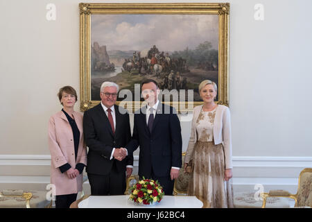 Warsaw, Poland. 19th May, 2017. German President Frank-Walter Steinmeier (2nd from left) and his wife Elke Budenbender (L) being received by Polish President Andrzej Duda (C) and his wife Agata Kornhauser-Duda in the Presidential Palace in Warsaw, Poland, 19 May 2017. This is President Steinmeier's inaugural visit to Poland. Photo: Soeren Stache/dpa/Alamy Live News Stock Photo