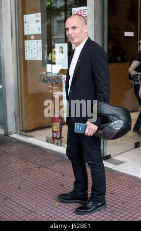 Athens, Greece. 19th May, 2017. Yanis Varoufakis, former Greek Finance Minister and co-founder of Diem25 pan-European political movement leaves after a press conference about the targets of Diem25 in Athens, Greece, on 19 May 2017.   ©Elias Verdi/Alamy Live News Stock Photo